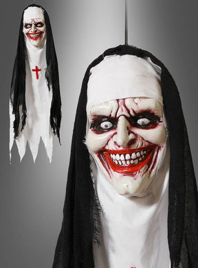 Verleihen Sie Ihrem Raum mit der „Geköpfte Nonne“ Halloween-Dekoration mit Licht (90 cm) eine gespenstisch unheimliche Atmosphäre – eine hängende Halloween-Dekoration, die eine gruselige Nonne mit übertriebenen Gesichtszügen, weißem Gesicht, roten Lippen, schwarzen Augen, schwarzem Schleier und einem auffälligen roten Kreuz auf der Brust zeigt. Dieses beleuchtete Dekorationsstück verleiht Ihrer Gruselkulisse einen beunruhigenden Schimmer.