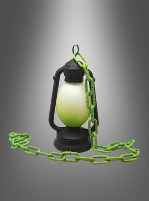 Eine „Magische Laterne“, 24 cm, grün, mit Licht, mit weißer Mitte und einer leuchtend magisch-grünen Kunststoffkette, die um sie herum und daneben gewickelt ist, vor einem grau verlaufenden Hintergrund.