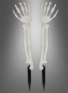 Zwei weiße 46 cm lange Skelettarm-Modelle, jeweils mit schwarzen Stacheln am unteren Ende, sind senkrecht nebeneinander vor einem grauen Hintergrund mit Farbverlauf angeordnet – ideal als „Skelettarme-Gartendeko 46 cm, nachtleuchtend“ oder als auffällige Halloween-Dekoration für Ihre nächste gruselige Feier.