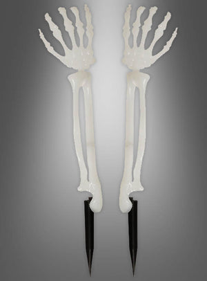 Zwei weiße 46 cm lange Skelettarm-Modelle, jeweils mit schwarzen Stacheln am unteren Ende, sind senkrecht nebeneinander vor einem grauen Hintergrund mit Farbverlauf angeordnet – ideal als „Skelettarme-Gartendeko 46 cm, nachtleuchtend“ oder als auffällige Halloween-Dekoration für Ihre nächste gruselige Feier.
