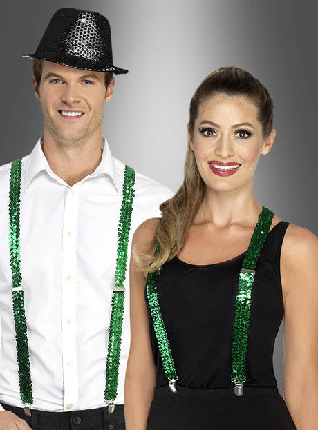 Ein Mann in weißem Hemd und Hut und eine Frau in einem schwarzen Oberteil tragen beide grüne Pailletten-Hosenträger und stehen vor einem grauen Hintergrund mit Farbverlauf – perfekt für jedes Party-Outfit.