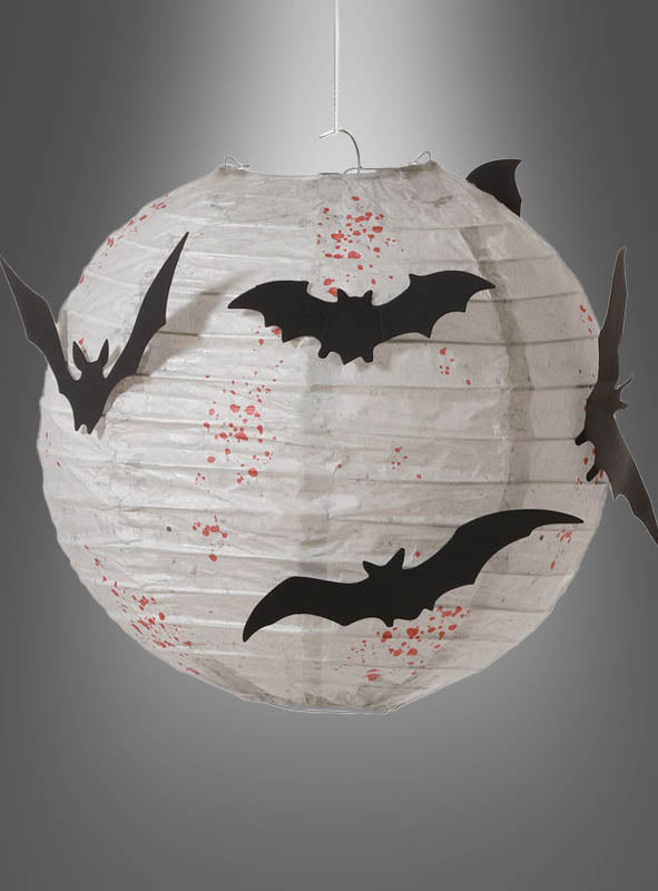 Der Halloween-Lampion „Fledermäuse“ (20 cm) besticht durch ein weißes Papierdesign mit roten Sprenkeln und vier schwarzen Fledermäusen, die vor einem grau verlaufenden Hintergrund hängen – ein echter Blickfang, der sich perfekt für Ihre Halloween-Dekoration eignet.
