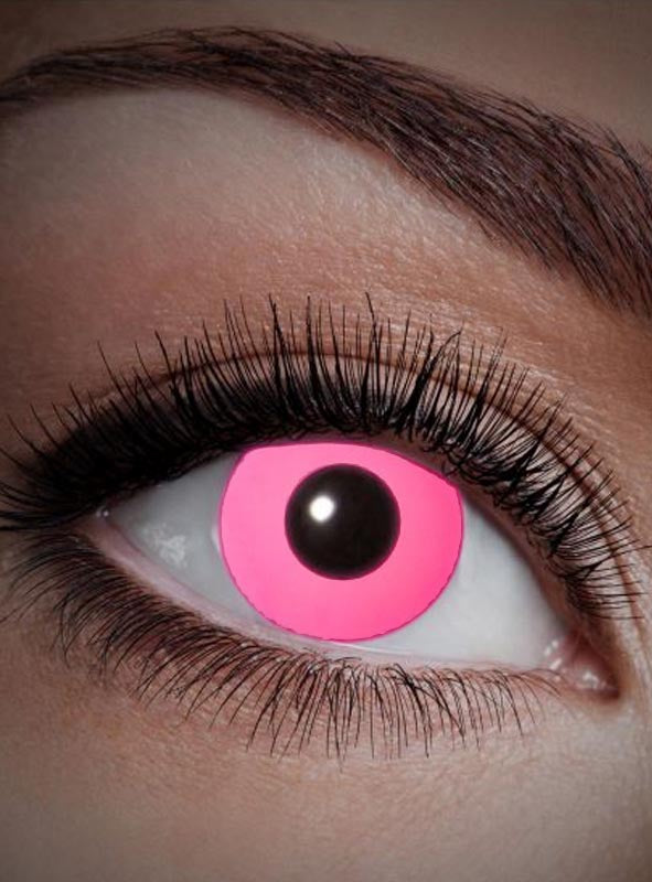 Eine Nahaufnahme eines menschlichen Auges mit einer leuchtend rosa Iris und einer schwarzen Pupille, hervorgehoben durch 3-Monatslinsen „UV Flash Pink“, umrahmt von langen Wimpern und einer gepflegten Augenbraue.