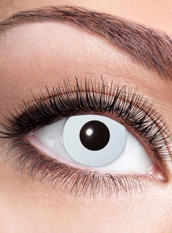 Nahaufnahme eines menschlichen Auges, in dem die Kontaktlinse „3-Monatslinsen UV Flash White weiß Halloween“ eingesetzt ist, mit einer auffälligen weißen Iris und einer schwarzen Pupille, wodurch die langen Wimpern und die darüber liegende, detailreiche Augenbraue besonders hervorgehoben werden.