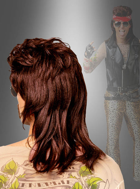 Im Vordergrund ist von hinten eine Person mit braunen Haaren im Vokuhila-Stil zu sehen, die die rotbraune 80er-Jahre-Vokuhila-Herrenperücke trägt; im Hintergrund ist eine weitere Person zu sehen, die ein rotes Bandana, eine Sonnenbrille und eine Lederweste trägt.