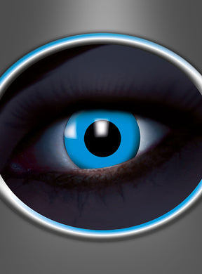 Nahaufnahme eines menschlichen Auges mit einer leuchtend blauen Iris vor dunklem Hintergrund, umrahmt von einem metallischen ovalen Rahmen. Die lebhafte Farbe spiegelt die auffällige Wirkung der 3-Monatslinsen UV Flash Blue wider und unterstreicht die Intensität des Blicks.