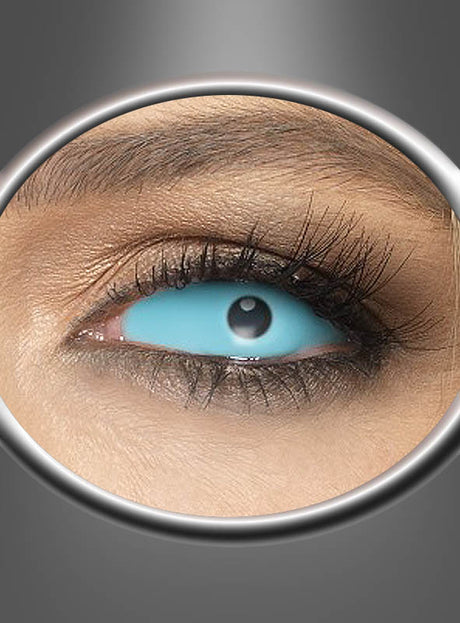 Eine Nahaufnahme eines menschlichen Auges mit blauer Sklera und schwarzer Pupille, eingerahmt von einem ovalen Metallrand. Der surreale Effekt wird durch „Sclera Blau“-Kontaktlinsen erzielt, die sich perfekt eignen, um Ihrem Look mehr Dramatik zu verleihen oder Ihr Cosplay-Kostüm zu vervollständigen.