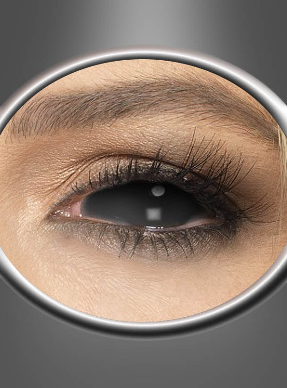 Eine Nahaufnahme eines menschlichen Auges mit unnatürlich schwarzer Sklera und Iris, umgeben von einem metallischen Ring – ein perfektes Beispiel für den eindringlichen Effekt, der mit den „Sclera Linsen schwarzer Dämon“ erzielt wird, dramatischen schwarzen Kontaktlinsen, die oft als Halloween-Kontaktlinsen gewählt werden.