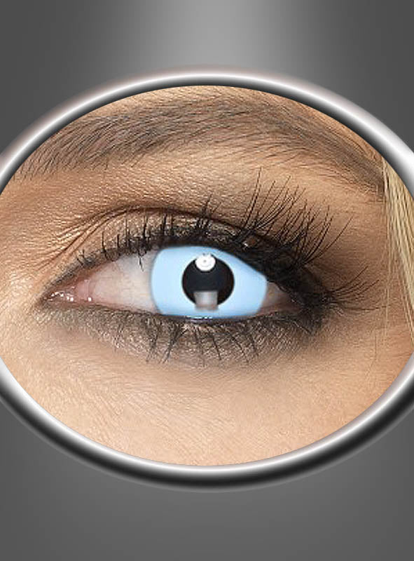 Eine Nahaufnahme eines menschlichen Auges mit einer blauen Iris, die durch Wochenlinsen „Eisblau“ hervorgehoben wird. Das schwarze, kreisförmige Muster wirkt mechanisch oder roboterhaft und hebt sich von einem metallischen Hintergrund ab.