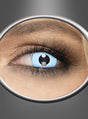 Eine Nahaufnahme eines menschlichen Auges mit einer blauen Iris, die durch Wochenlinsen „Eisblau“ hervorgehoben wird. Das schwarze, kreisförmige Muster wirkt mechanisch oder roboterhaft und hebt sich von einem metallischen Hintergrund ab.
