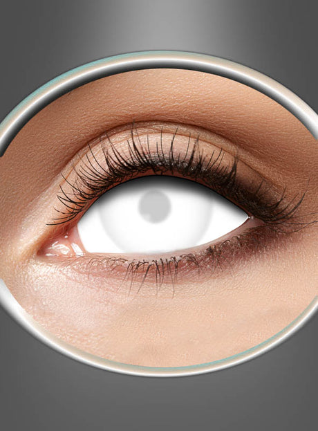 Eine Nahaufnahme eines menschlichen Auges mit einer unnatürlich weißen, konturlosen Iris und Pupille – die den unheimlichen Effekt der „40 % Mini Sclera Blind White Kontaktlinsen weiß“ hervorruft –, umgeben von normaler Haut und Wimpern, betrachtet durch einen metallischen, runden Rahmen.