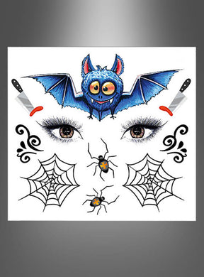 Das Halloween-Gesichtstattoo „Fledermaus für Kinder“ zeigt eine blaue Comic-Fledermaus, zwei Messer, Spinnweben, Spinnen, dekorative Schnörkel und zwei große, illustrierte Augen – perfekt als Kinderschminke oder lustige Halloween-Tattoo-Motive für Kinder.