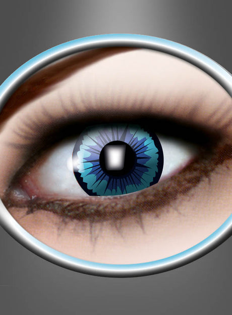 Eine Nahaufnahme eines menschlichen Auges mit einer Kontaktlinse „3-Monatslinsen Blue Angel blau“, die sich durch ein faszinierendes blau-schwarzes Muster auszeichnet, das von einem kreisförmigen Metallic-Rand umrahmt wird. Das auffällige Design unterstreicht den dramatischen Effekt, den farbige Kontaktlinsen wie die „3-Monatslinsen Blue Angel blau“ erzielen können.