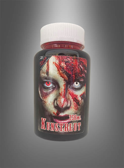 Eine 250-ml-Flasche mit Kunstblut, auf der ein mit realistisch wirkendem Halloween-Filmbblut bedecktes Gesicht vor einem grauen Hintergrund abgebildet ist.