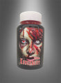 Eine 250-ml-Flasche mit Kunstblut, auf der ein mit realistisch wirkendem Halloween-Filmbblut bedecktes Gesicht vor einem grauen Hintergrund abgebildet ist.