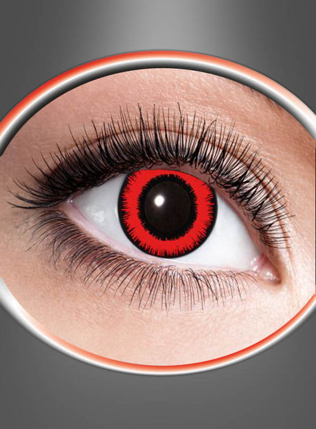 Nahaufnahme eines menschlichen Auges, in dem die Cosplay-Kontaktlinse „Monatslinse Rot mit großer Pupille“ sitzt, umrahmt von langen Wimpern und vor einem grauen Hintergrund mit ovalem Rand.