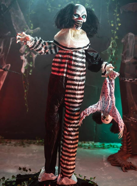 Erleben Sie gruseligen Halloween-Nervenkitzel mit dem „Animierten Clown mit Kind 170 cm Deko mit Bewegungsmelder“ – einem lebensgroßen Clown mit unheimlichem Gesichtsausdruck in einem gestreiften Outfit, der eine auf den Kopf gestellte Puppe umklammert. Umgeben von unheimlichem Kunstlaub und durch einen Bewegungssensor aktiviert, sorgt diese böse Clown-Dekoration für unvergessliche, animierte Halloween-Dekorationen.