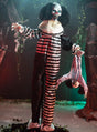 Erleben Sie gruseligen Halloween-Nervenkitzel mit dem „Animierten Clown mit Kind 170 cm Deko mit Bewegungsmelder“ – einem lebensgroßen Clown mit unheimlichem Gesichtsausdruck in einem gestreiften Outfit, der eine auf den Kopf gestellte Puppe umklammert. Umgeben von unheimlichem Kunstlaub und durch einen Bewegungssensor aktiviert, sorgt diese böse Clown-Dekoration für unvergessliche, animierte Halloween-Dekorationen.