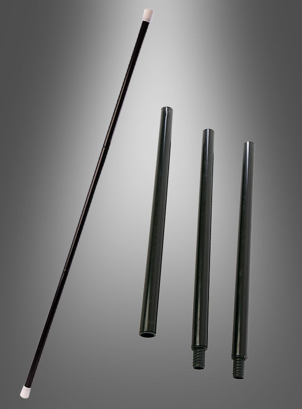 Der 3-teilige Tanzstab (98 cm) ist links zusammengebaut und rechts in drei Gewindesegmente zerlegt abgebildet. Dieser klassische schwarze Zauberstab mit weißen Spitzen eignet sich ideal als i-Tüpfelchen für Ihr Zirkuskostüm oder zur Aufwertung jeder Zaubervorführung.