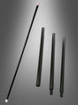 Der 3-teilige Tanzstab (98 cm) ist links zusammengebaut und rechts in drei Gewindesegmente zerlegt abgebildet. Dieser klassische schwarze Zauberstab mit weißen Spitzen eignet sich ideal als i-Tüpfelchen für Ihr Zirkuskostüm oder zur Aufwertung jeder Zaubervorführung.