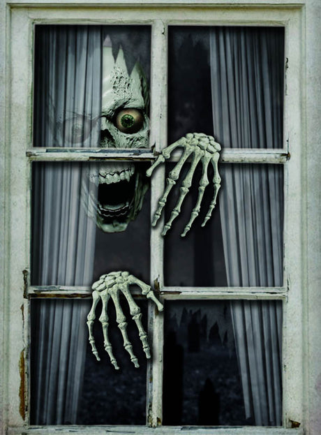 Eine skelettartige Gestalt mit einem Auge und scharfen Zähnen späht durch ein Fenster und klammert sich mit knochigen Händen an die Fensterbank. Vorhänge umrahmen die Gestalt, und draußen ist ein Friedhof zu sehen – eine unheimliche Szene, die die Fensterdeko „Halloween-Skelett 120 x 80 cm“ zur perfekten Ergänzung Ihrer Skelett-Deko- oder Halloween-Fensterdeko-Sammlung macht.