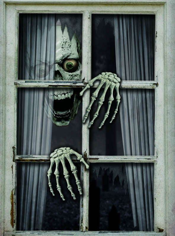 Eine skelettartige Gestalt mit einem Auge und scharfen Zähnen späht durch ein Fenster und klammert sich mit knochigen Händen an die Fensterbank. Vorhänge umrahmen die Gestalt, und draußen ist ein Friedhof zu sehen – eine unheimliche Szene, die die Fensterdeko „Halloween-Skelett 120 x 80 cm“ zur perfekten Ergänzung Ihrer Skelett-Deko- oder Halloween-Fensterdeko-Sammlung macht.