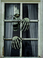 Eine skelettartige Gestalt mit einem Auge und scharfen Zähnen späht durch ein Fenster und klammert sich mit knochigen Händen an die Fensterbank. Vorhänge umrahmen die Gestalt, und draußen ist ein Friedhof zu sehen – eine unheimliche Szene, die die Fensterdeko „Halloween-Skelett 120 x 80 cm“ zur perfekten Ergänzung Ihrer Skelett-Deko- oder Halloween-Fensterdeko-Sammlung macht.