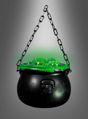 Magisch leuchtender Hexenkessel (17 x 20 cm) mit Totenkopf-Motiv, gefüllt mit leuchtend grüner Flüssigkeit und an einer schwarzen Kette vor einem grauen Farbverlauf hängend – eine auffällige Halloween-Dekoration, die jede Hexenparty perfekt ergänzt.
