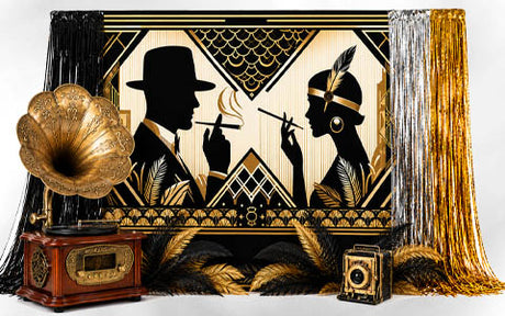 Art-Déco-Szene mit den Silhouetten eines rauchenden Mannes und einer rauchenden Frau. Zum Dekor gehören ein Grammophon, Blattgold, eine alte Kamera und Vorhänge mit metallischen Fransen.