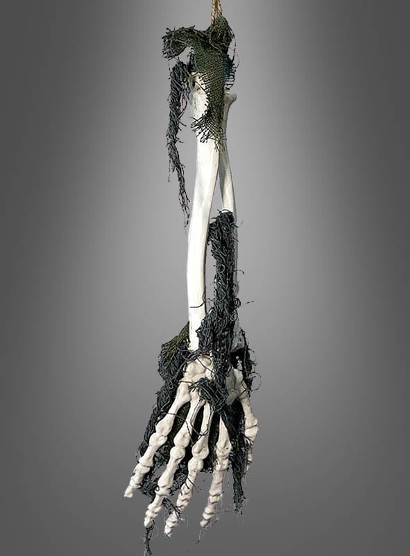 Ein hängender Skelettarm (40 cm), eine Halloween-Dekoration aus Kunststoff, baumelt in ein dunkles, zerfetztes Netz gehüllt herab und sorgt vor einem schlichten grauen Hintergrund für eine gruselige Atmosphäre.