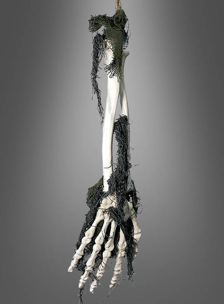 Ein hängender Skelettarm (40 cm), eine Halloween-Dekoration aus Kunststoff, baumelt in ein dunkles, zerfetztes Netz gehüllt herab und sorgt vor einem schlichten grauen Hintergrund für eine gruselige Atmosphäre.