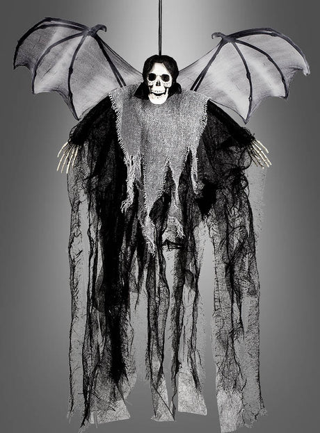 Verleihen Sie Ihrer gruseligen Dekoration das gewisse Etwas mit der „Geflügelter Tod“-Halloween-Dekoration (60 cm) – einer hängenden Halloween-Dekoration, die ein Skelett mit Fledermausflügeln und zerfetztem schwarzem und grauem Stoff vor einem grauen Hintergrund zeigt. Perfekt als auffällige Halloween-Skelett-Dekoration oder als beeindruckende Halloween-Fledermaus-Dekoration!.