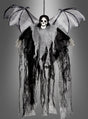 Verleihen Sie Ihrer gruseligen Dekoration das gewisse Etwas mit der „Geflügelter Tod“-Halloween-Dekoration (60 cm) – einer hängenden Halloween-Dekoration, die ein Skelett mit Fledermausflügeln und zerfetztem schwarzem und grauem Stoff vor einem grauen Hintergrund zeigt. Perfekt als auffällige Halloween-Skelett-Dekoration oder als beeindruckende Halloween-Fledermaus-Dekoration!.
