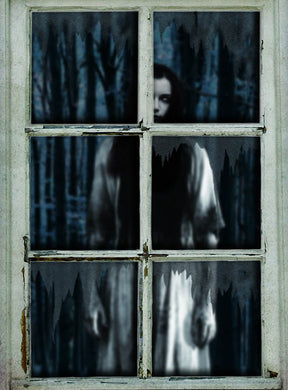 Ein beschlagenes Fenster mit sechs Scheiben gibt den Blick auf eine verschwommene Gestalt in Weiß frei – ähnlich der Fensterdekoration „Geisterfrau Spuk“ (120 x 80 cm) –, die draußen in einem dunklen, bewaldeten Gebiet steht und so die perfekte gruselige Fensterdekoration für Ihre Halloween-Dekoration bildet.