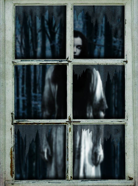 Ein beschlagenes Fenster mit sechs Scheiben gibt den Blick auf eine verschwommene Gestalt in Weiß frei – ähnlich der Fensterdekoration „Geisterfrau Spuk“ (120 x 80 cm) –, die draußen in einem dunklen, bewaldeten Gebiet steht und so die perfekte gruselige Fensterdekoration für Ihre Halloween-Dekoration bildet.