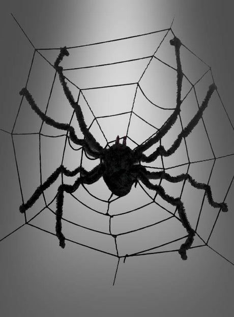 Eine Nahaufnahme des „Gigantischen Spinnennetzes 240 cm mit Spinne“ – einer großen schwarzen Spinne in ihrem Netz vor einem grauen Hintergrund mit Farbverlauf – sorgt für eine gruselige Halloween-Spinnendekoration, die sich perfekt für jede Umgebung eignet.