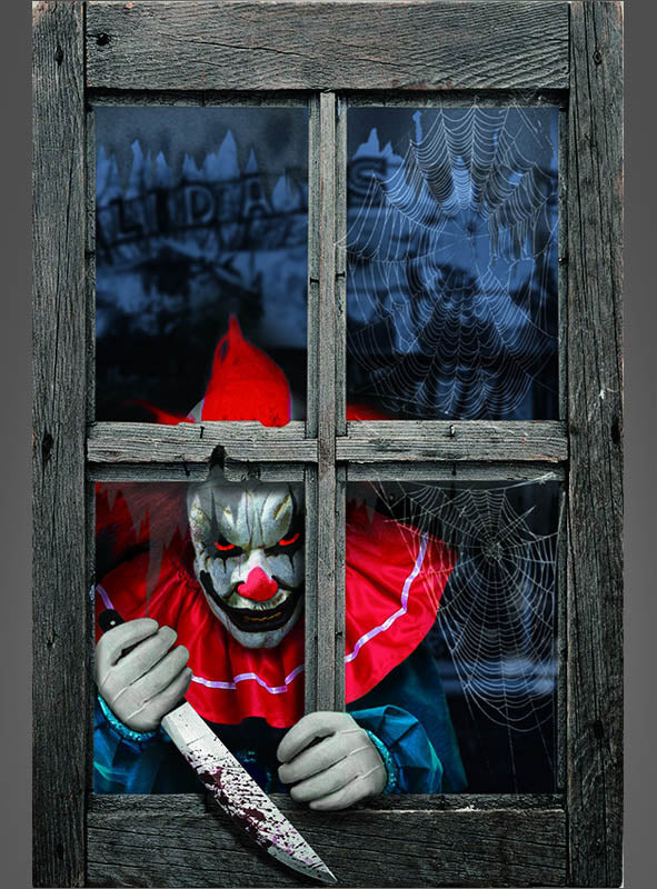 Eine Person in einem unheimlichen Clownskostüm, die ein blutiges Messer in der Hand hält, späht durch ein altes Holzfenster, dessen Scheiben mit Spinnweben bedeckt sind – die „Horrorclown“-Fensterdekoration (80 x 120 cm), perfekt, um an diesem Halloween für unvergesslichen Grusel zu sorgen.