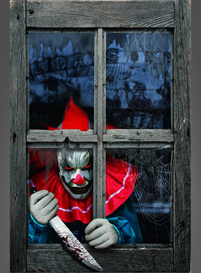 Eine Person in einem unheimlichen Clownskostüm, die ein blutiges Messer in der Hand hält, späht durch ein altes Holzfenster, dessen Scheiben mit Spinnweben bedeckt sind – die „Horrorclown“-Fensterdekoration (80 x 120 cm), perfekt, um an diesem Halloween für unvergesslichen Grusel zu sorgen.
