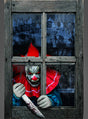 Eine Person in einem unheimlichen Clownskostüm, die ein blutiges Messer in der Hand hält, späht durch ein altes Holzfenster, dessen Scheiben mit Spinnweben bedeckt sind – die „Horrorclown“-Fensterdekoration (80 x 120 cm), perfekt, um an diesem Halloween für unvergesslichen Grusel zu sorgen.