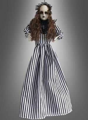 Wir stellen vor: die Horror-Puppe als Halloween-Dekoration, 50 cm: Diese Puppe hat langes braunes Haar, ein blasses Gesicht und dunkle Lippen. Sie trägt ein schwarz-weiß gestreiftes Kleid mit einem passenden schwarzen Haaraccessoire – damit ist sie die perfekte gruselige Geisterdekoration oder Horror-Puppe für Ihre Halloween-Dekoration.