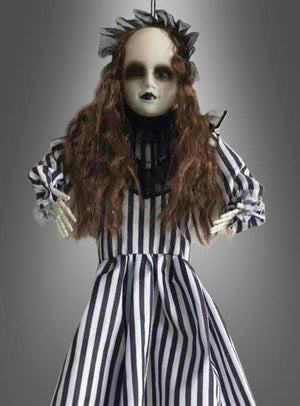 Die „Horror-Puppe“ Halloween-Dekoration (50 cm) zeigt eine Porzellanpuppe mit langen braunen Haaren, schwarzen Lippen, dunklem Augen-Make-up und einem schwarz-weiß gestreiften Kleid, die vor einem grauen Hintergrund steht – ein gruseliger Akzent, ideal für Ihre Geister- oder Halloween-Dekoration.