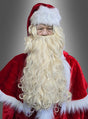 Hier ist Ihr umformulierter Satz unter Verwendung der angegebenen Produktdaten: Eine Person trägt ein rotes Weihnachtsmannkostüm und das „Luxus-Weihnachtsmann-Perücken- und Bart-Set, waschbar“ – einen langen, lockigen blonden Bart und eine Nikolausperücke – und steht vor einem grauen Hintergrund mit Farbverlauf.