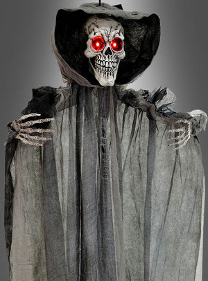 Verwandeln Sie Ihren gruseligen Raum mit der „Sensenmann mit LED-Licht“-Hängedekoration (110 cm) – einer schaurigen Halloween-Dekoration mit einem zerfetzten schwarzen Umhang und einer Kapuze, bedrohlich leuchtenden roten Augen und Skeletthänden, alles vor einem schlichten grauen Hintergrund. Perfekt als unheimliche Halloween-Hängedekoration oder Skelett-Dekoration, um Ihrem Zuhause einen gruseligen Touch zu verleihen.