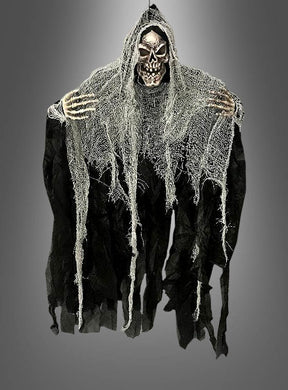 Eine Halloween-Dekoration mit dem „Kleiner Reaper Skelett Halloween Deko 90 cm“ in einem zerfetzten schwarzen Gewand und einer Kapuze, der mit ausgestreckten Armen vor einem grauen Hintergrund steht – perfekt als auffällige hängende Skelett-Dekoration oder Halloween-Hängedekoration für Ihre gruseligen Feiern.