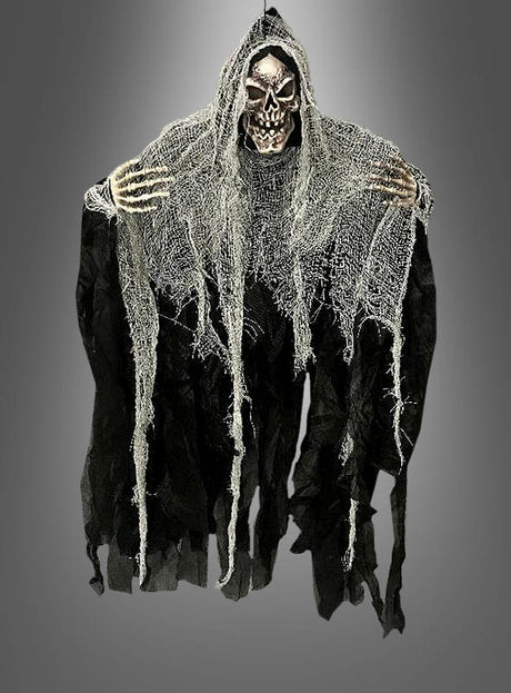 Eine Halloween-Dekoration mit dem „Kleiner Reaper Skelett Halloween Deko 90 cm“ in einem zerfetzten schwarzen Gewand und einer Kapuze, der mit ausgestreckten Armen vor einem grauen Hintergrund steht – perfekt als auffällige hängende Skelett-Dekoration oder Halloween-Hängedekoration für Ihre gruseligen Feiern.