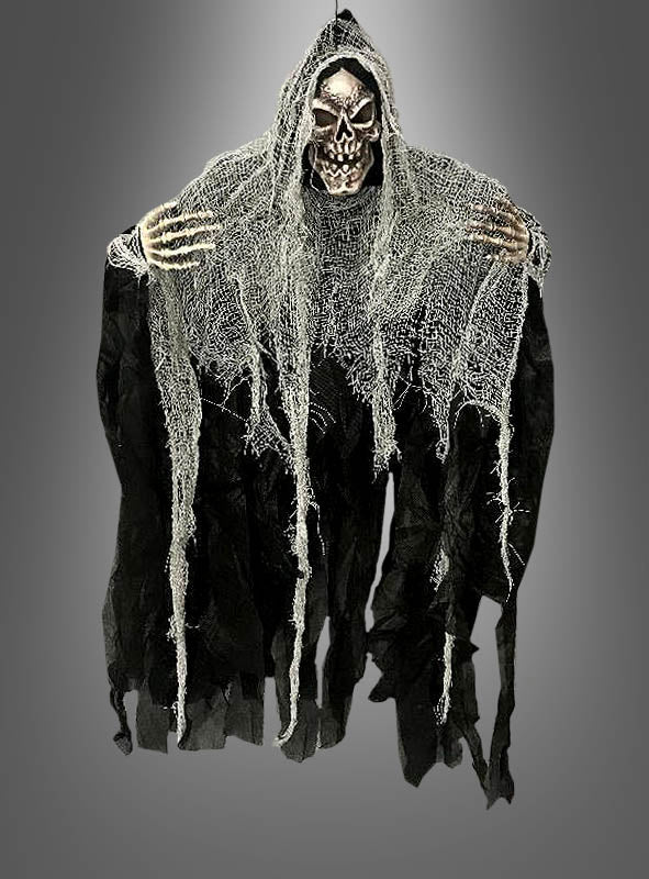 Eine Halloween-Dekoration mit dem „Kleiner Reaper Skelett Halloween Deko 90 cm“ in einem zerfetzten schwarzen Gewand und einer Kapuze, der mit ausgestreckten Armen vor einem grauen Hintergrund steht – perfekt als auffällige hängende Skelett-Dekoration oder Halloween-Hängedekoration für Ihre gruseligen Feiern.