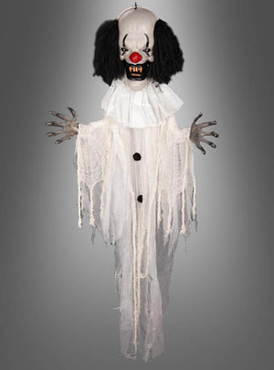 Der „Sprechende Höllenclown mit LED, 183 cm“ besticht durch sein gruseliges Gesicht, seine rote Nase, sein schwarzes Haar, sein zerfetztes weißes Outfit, seine ausgestreckten Hände und zwei schwarze Knöpfe – alles vor einem grauen Hintergrund –, was ihn zur perfekten Halloween-Dekoration für eine schaurige Atmosphäre macht.