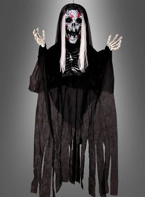 Der „Gruselige Reaper 183 cm mit Licht & Sound“ ist eine auffällige Halloween-Dekoration in Form eines Skelettgeistes mit langen weißen Haaren, einem zerfetzten schwarzen Umhang, Skeletthänden und einer Totenkopfmaske mit leuchtend roten Augen – perfekt als Blickfang für jede gruselige Halloween-Dekoration.