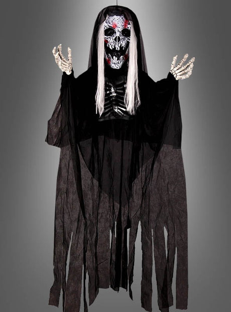 Der „Gruselige Reaper 183 cm mit Licht & Sound“ ist eine auffällige Halloween-Dekoration in Form eines Skelettgeistes mit langen weißen Haaren, einem zerfetzten schwarzen Umhang, Skeletthänden und einer Totenkopfmaske mit leuchtend roten Augen – perfekt als Blickfang für jede gruselige Halloween-Dekoration.