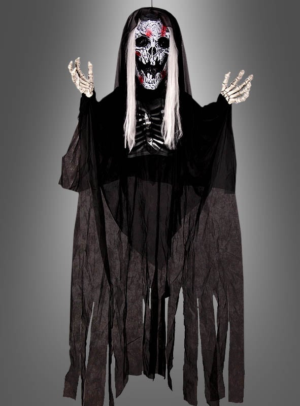 Der „Gruselige Reaper 183 cm mit Licht & Sound“ ist eine auffällige Halloween-Dekoration in Form eines Skelettgeistes mit langen weißen Haaren, einem zerfetzten schwarzen Umhang, Skeletthänden und einer Totenkopfmaske mit leuchtend roten Augen – perfekt als Blickfang für jede gruselige Halloween-Dekoration.